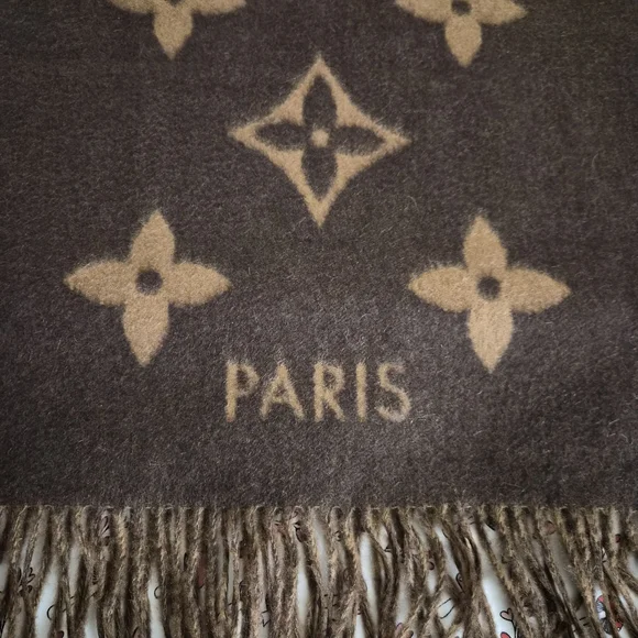 Louis Vuitton Elegant Brown Monogram Scarf